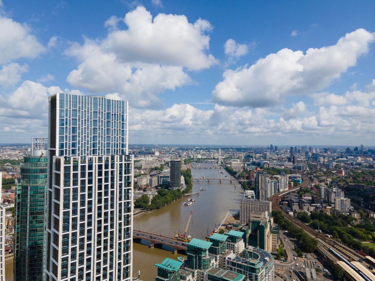 伦敦Nine Elms•2房•River Park Tower 外立面